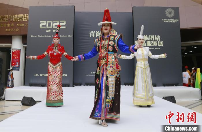 圖為模特展示蒙古族服飾?！●R銘言 攝