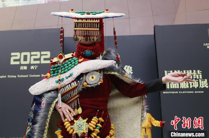 圖為模特展示藏族服飾?！●R銘言 攝