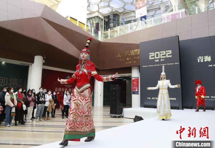 圖為模特身穿民族服飾進(jìn)行走秀?！●R銘言 攝