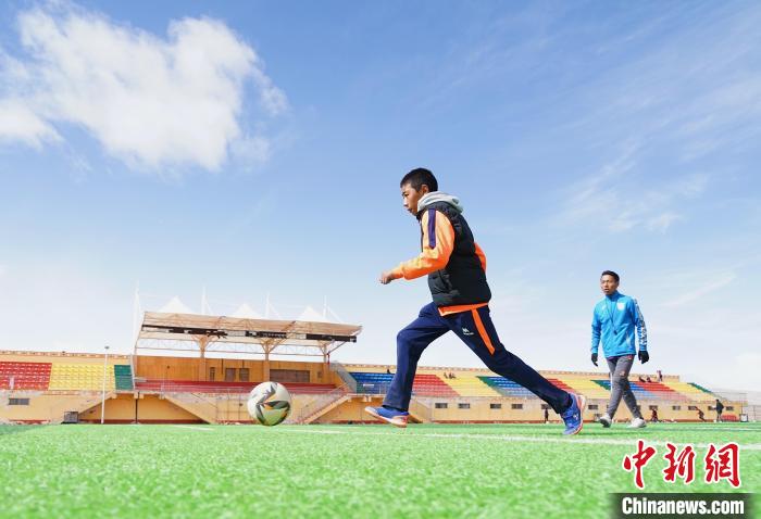 圖為一名男孩運球射門?！●R銘言 攝