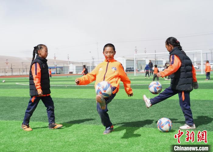 圖為孩子們進行顛球訓(xùn)練?！●R銘言 攝