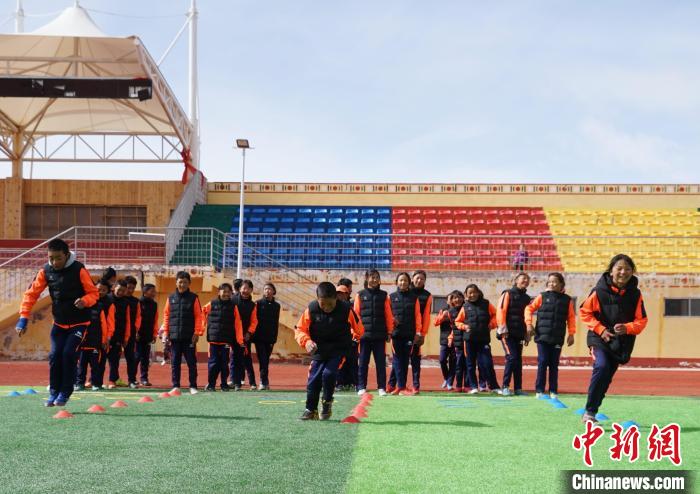 圖為孩子們正在進行訓(xùn)練。　馬銘言 攝