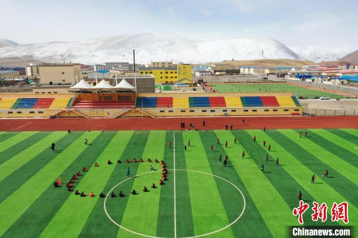 航拍曲麻萊縣足球場?！●R銘言 攝