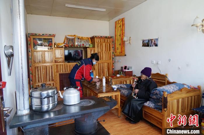 圖為敬老院護(hù)工為老人打掃屋內(nèi)衛(wèi)生?！●R銘言 攝