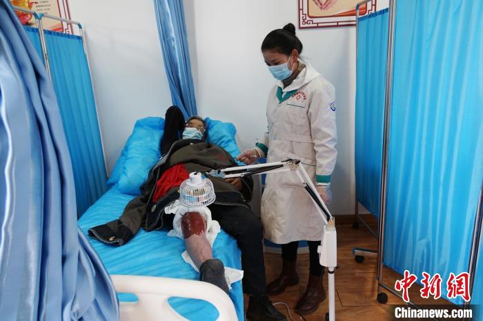 圖為敬老院醫(yī)生用藏藥為老人進(jìn)行治療?！●R銘言 攝