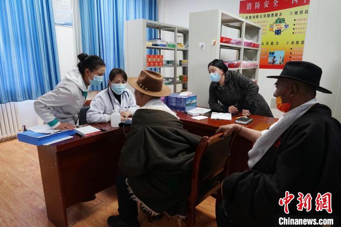 圖為骨科醫(yī)生為敬老院老人們進(jìn)行集中檢查?！●R銘言 攝