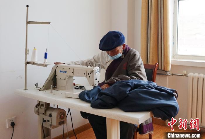 圖為敬老院老人使用縫紉機(jī)?！●R銘言 攝