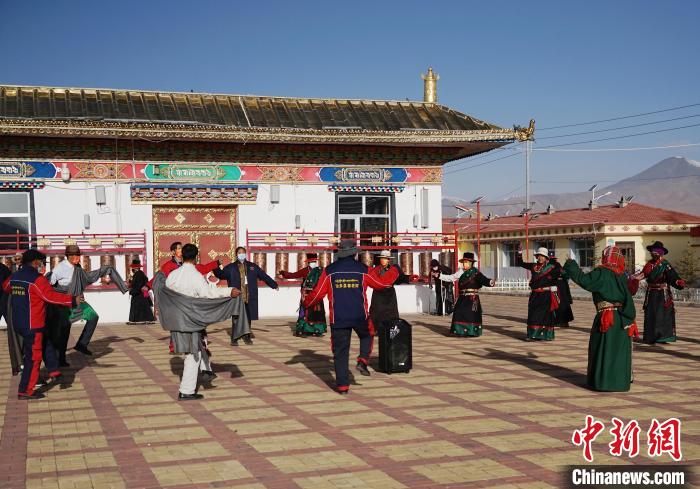 圖為老人們飯后跳起歡快的鍋莊舞蹈?！●R銘言 攝