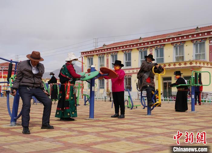 圖為老人們使用健身器材鍛煉身體?！●R銘言 攝