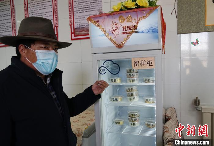 圖為敬老院院長德高介紹，老人們的三餐均有留樣記錄?！●R銘言 攝