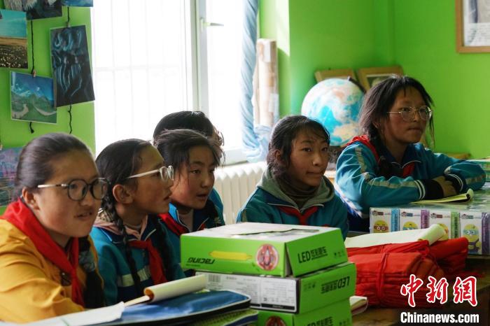 圖為學生正在認真聽生態(tài)課?！●R銘言 攝