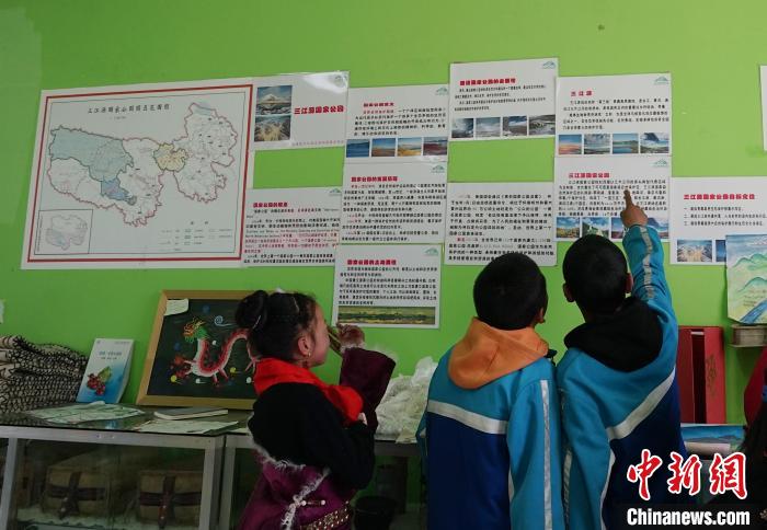 圖為學生在生態(tài)課堂上了解三江源國家公園知識。　馬銘言 攝