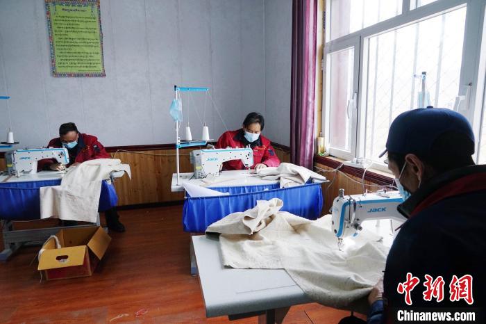 圖為員工正在制作藏服?！●R銘言 攝