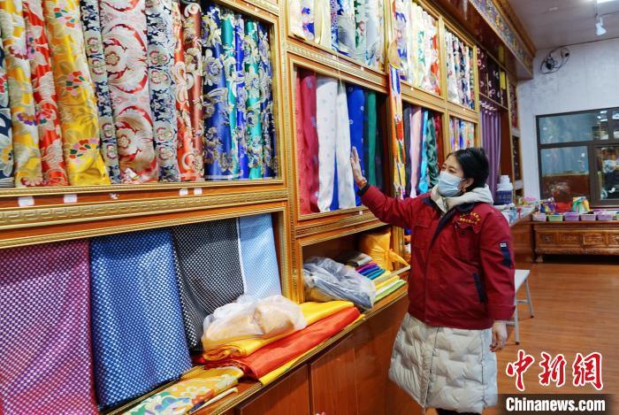 圖為員工清點布匹?！●R銘言 攝