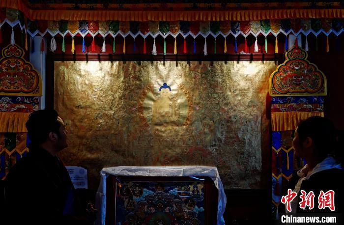 圖為使用金汁創(chuàng)作的金唐?！?zhí)砀?攝