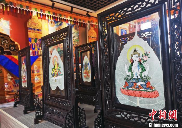 圖為久美尖措創(chuàng)作的藝術品?！?zhí)砀?攝