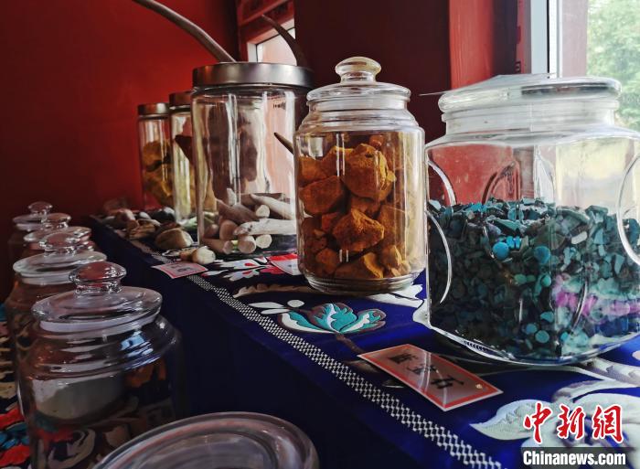 圖為唐卡繪畫礦物顏料展示?！?zhí)砀?攝