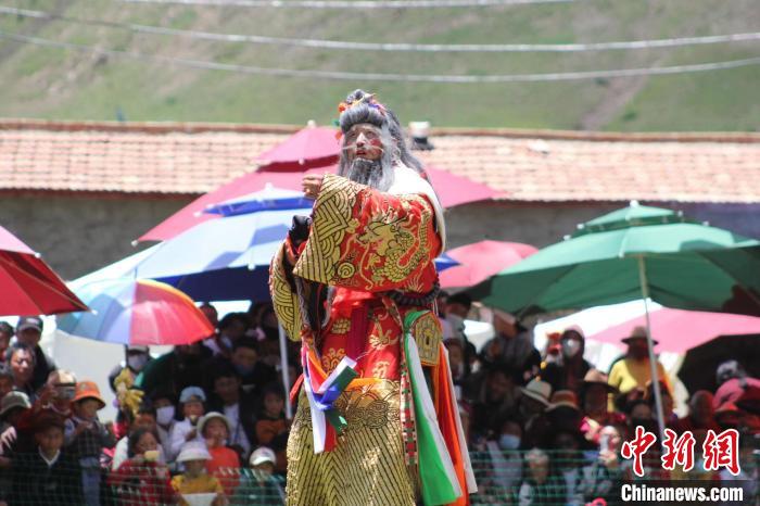 圖為觀眾們觀看表演?！“喱斂h文體旅游廣電局 供圖