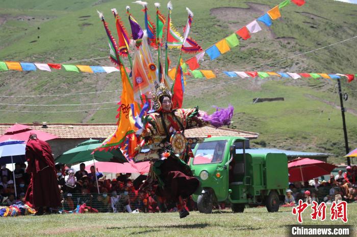 圖為表演現(xiàn)場(chǎng)。　班瑪縣文體旅游廣電局 供圖