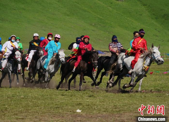 圖為選手進行3000米賽馬比賽?！●R銘言 攝