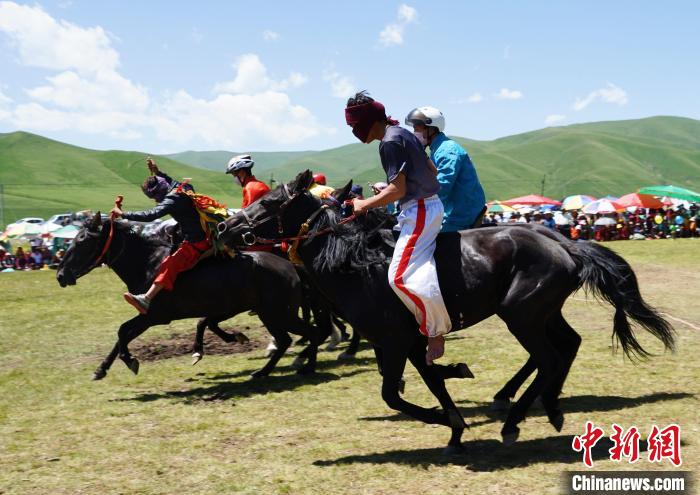 圖為選手進(jìn)行3000米賽馬比賽?！●R銘言 攝