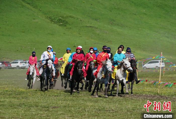 圖為選手進(jìn)行3000米賽馬比賽?！●R銘言 攝