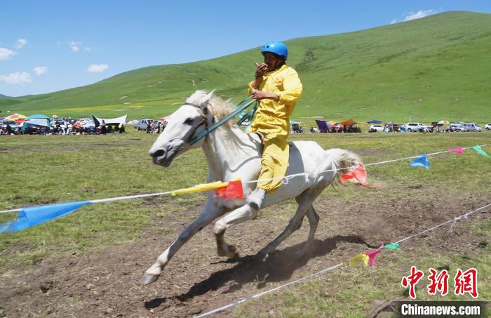 圖為選手進(jìn)行3000米賽馬比賽?！●R銘言 攝