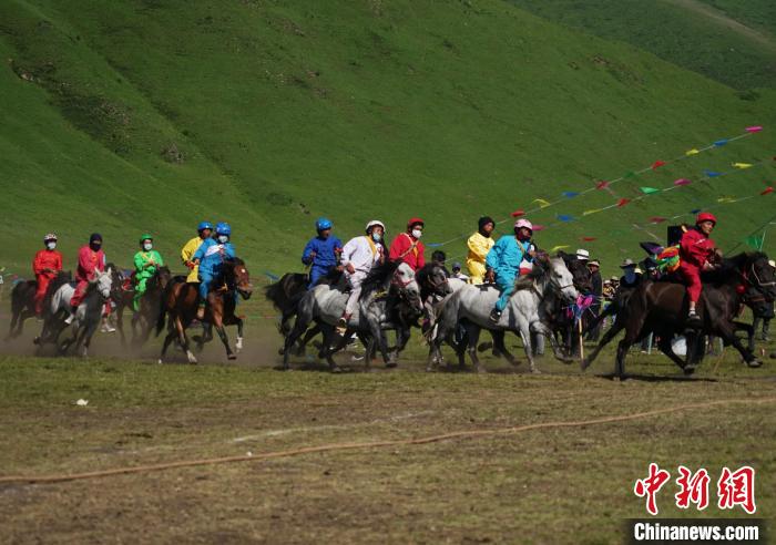 圖為選手進(jìn)行3000米賽馬比賽?！●R銘言 攝