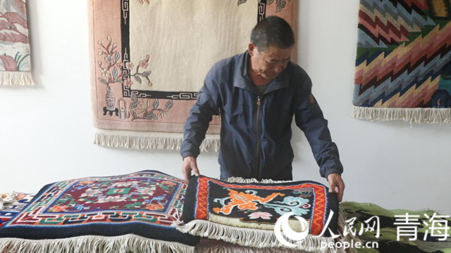 楊永良和他的作品。人民網(wǎng) 張皓芃攝