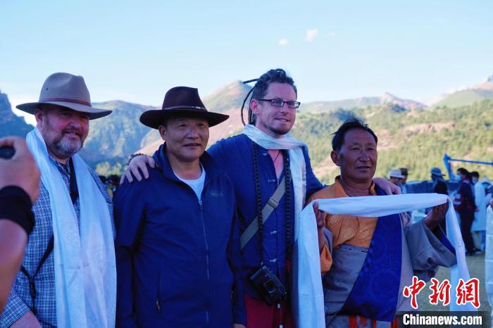 圖為當(dāng)?shù)孛癖娕c外籍?dāng)z影師合影留念?！●R銘言 攝