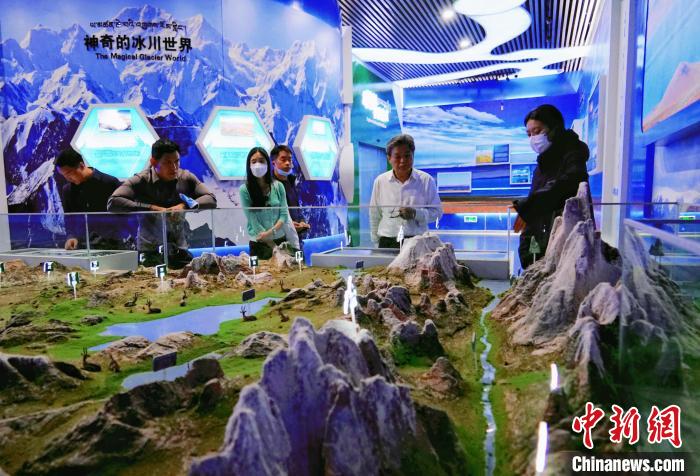 圖為中外嘉賓在玉樹(shù)州博物館內(nèi)參觀。　馬銘言 攝