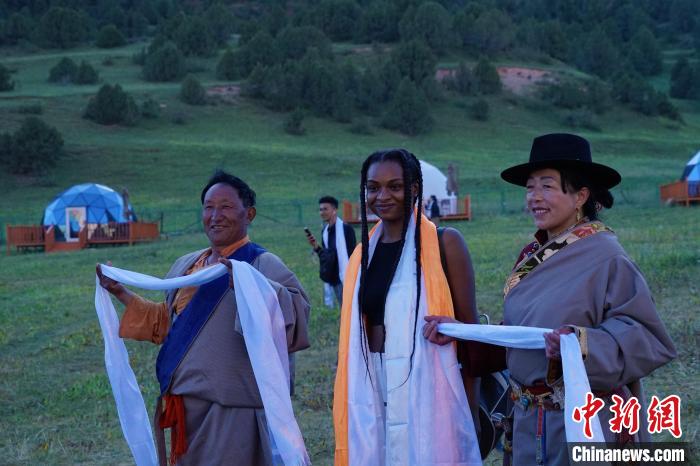 圖為當(dāng)?shù)孛癖娕c外籍留學(xué)生合影留念?！●R銘言 攝