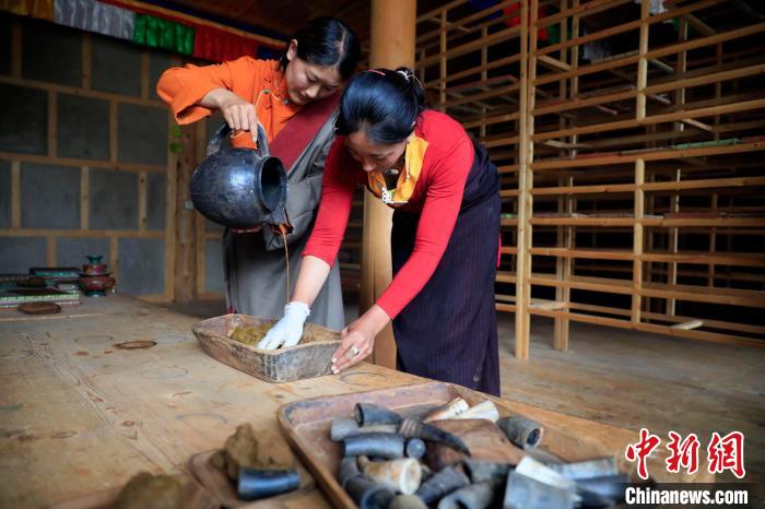 調(diào)合香團(tuán)?！⊥趵?攝