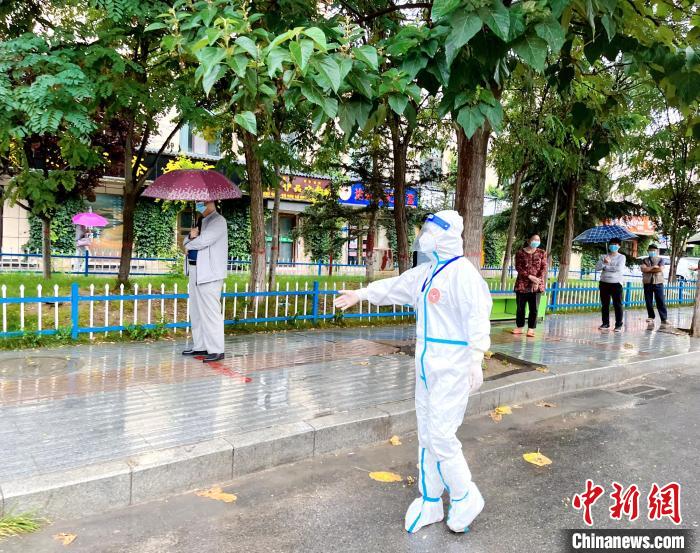 高原小城青海尖扎抗疫見聞：柔肩亦可擔重任，夫妻檔聞令而動