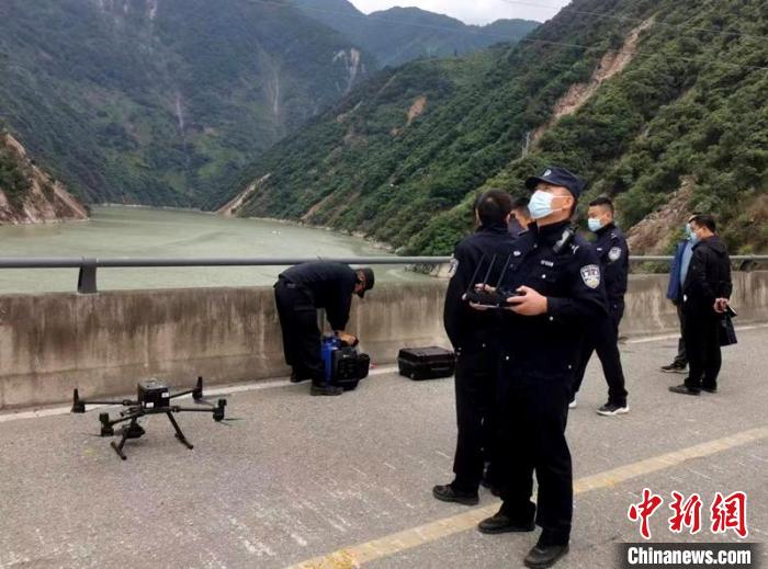 民警組成的搜尋隊利用無人機在震區(qū)開展空中巡查。　甘孜州公安局供圖