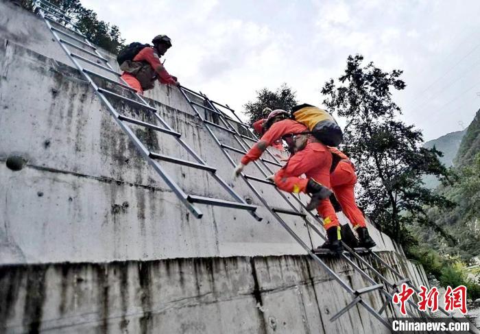 四川消防救援人員開展救援?！∷拇ㄏ?供圖