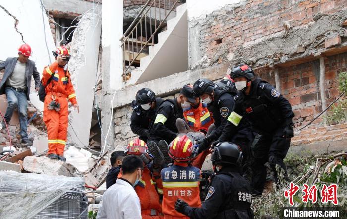 四川消防救援人員開展救援?！∷拇ㄏ?供圖