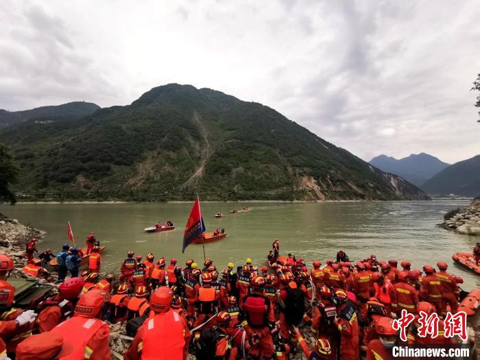 四川消防救援人員開展救援?！∷拇ㄏ?供圖