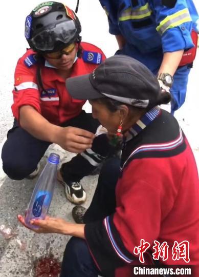 筠連筠愛青年應(yīng)急救援隊(duì)救援人員正在為傷員傷口清理。　受訪者供圖