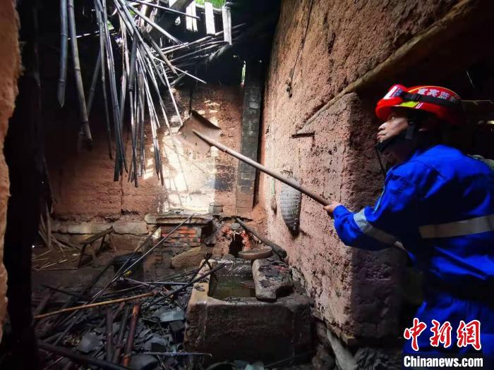 宜賓藍(lán)豹應(yīng)急救援隊(duì)搜救組成員劉方杰正在參與救援?！∈茉L者供圖