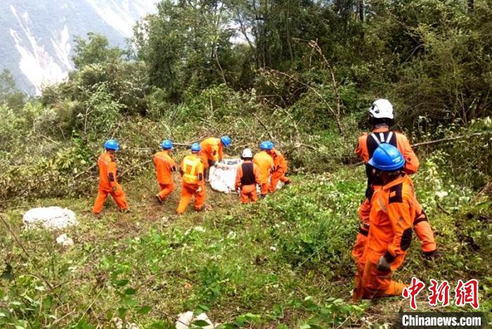 海拔1950米唐29號(hào)塔位搶險(xiǎn)隊(duì)員正搬運(yùn)直升機(jī)吊運(yùn)上山的搶險(xiǎn)材料?！⌒鞈c明 攝