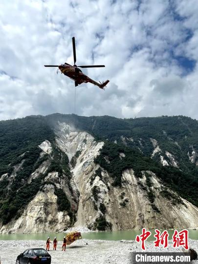 直升機(jī)正在運(yùn)輸110千伏唐下線應(yīng)急塔塔材?！⌒l(wèi)科 攝