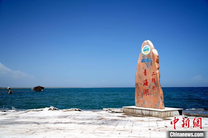 圖為青海湖景區(qū)一角?！O睿 攝