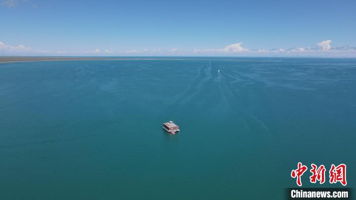 圖為航拍夏日青海湖。　李江寧 攝