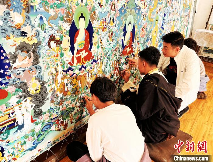 青海唐卡藝術小鎮(zhèn)：“勞模畫師”師帶徒，文化扶貧富一方