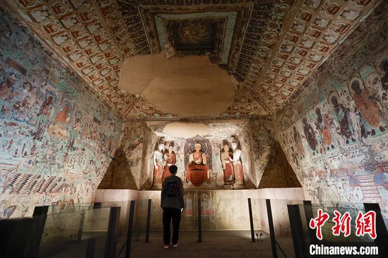 “敦行故遠(yuǎn)：故宮敦煌特展”上展出的敦煌莫高窟第220窟復(fù)制洞窟。杜洋 攝