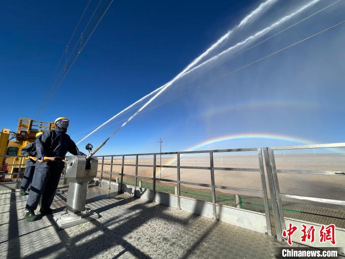 圖為水炮手在操作高壓水炮?！「邌⒑?攝