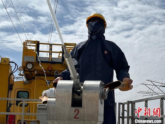 圖為水炮手操作高壓水炮進(jìn)行作業(yè)?！「邌⒑?攝