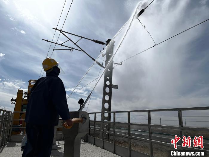 圖為高壓水槍的水柱沖洗絕緣子串?！「邌⒑?攝