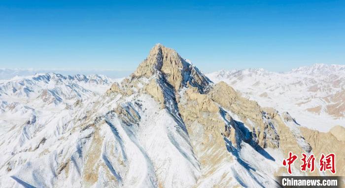 圖為山川被白雪覆蓋。　都蘭縣融媒體中心供圖